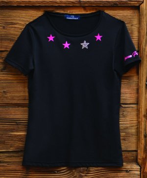 T-shirt nera con stelle magenta.