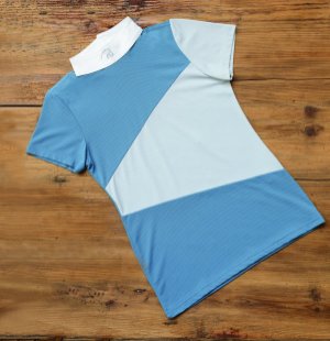 Polo coreana manica corta avio e grigio chiaro, tessuto traforato, struttura a zig-zag.