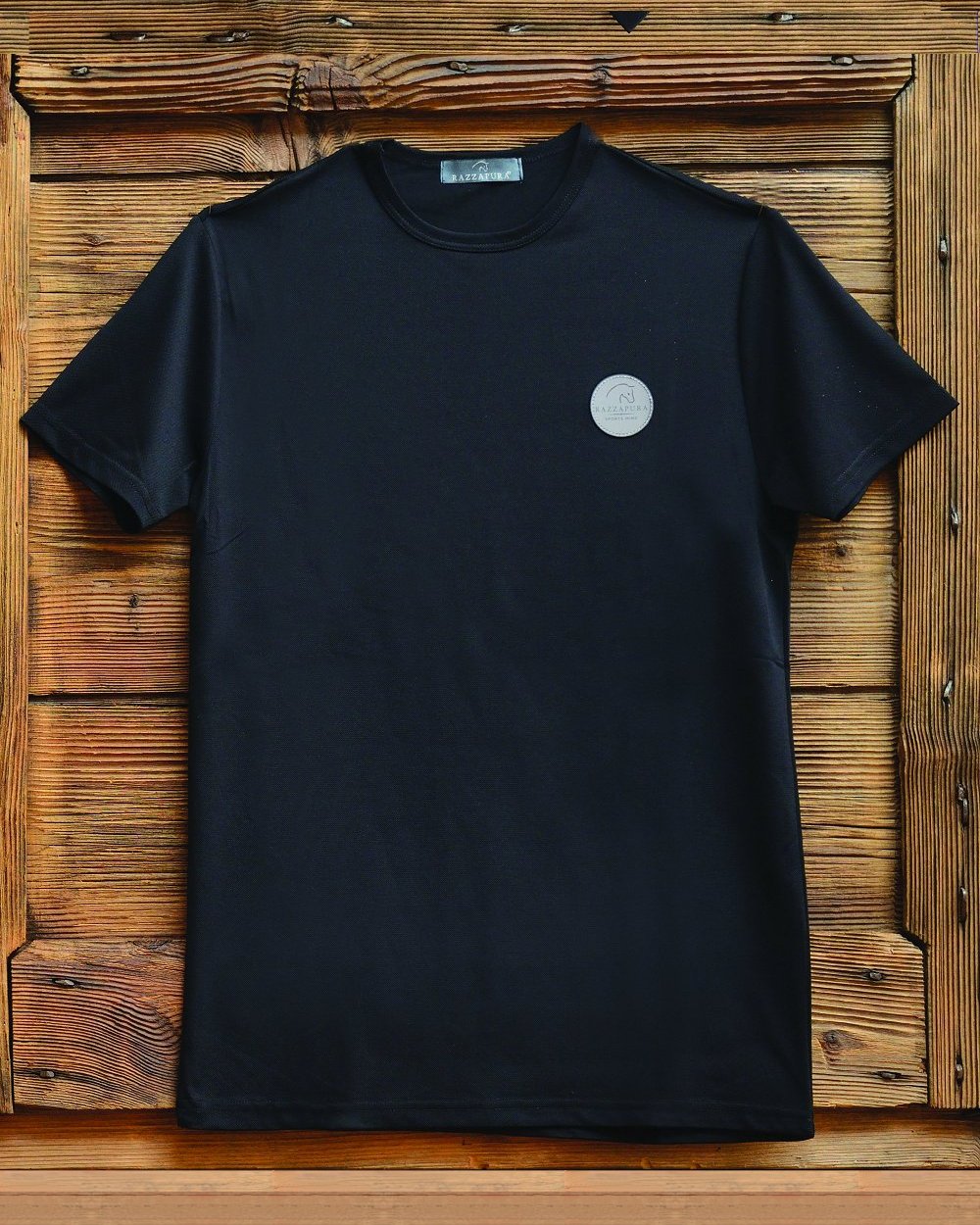T-shirt nera con logo applicato.